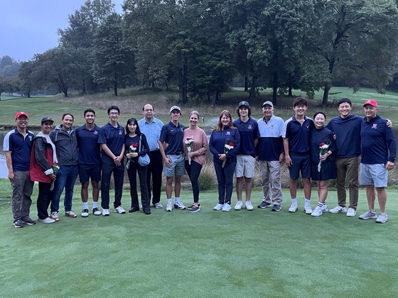 Golf seniors pose with their parents at senior night on the course