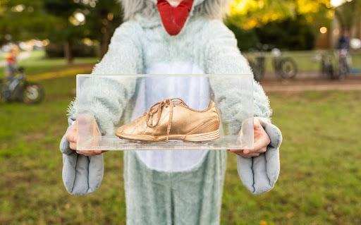 golden tennis shoe