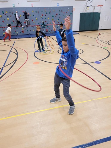 Students hoolah hoop in PE