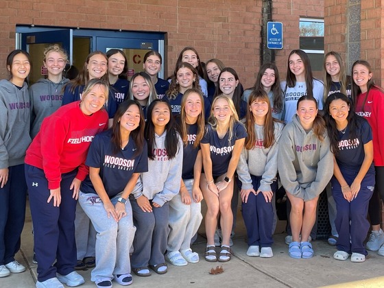 Woodson Field Hockey poses for a team pic before heading to States