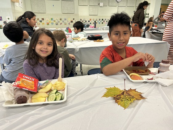 Students eat lunch together 