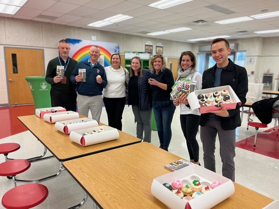 Kelly and Tommy Show show off cupcakes and lottery tickets!