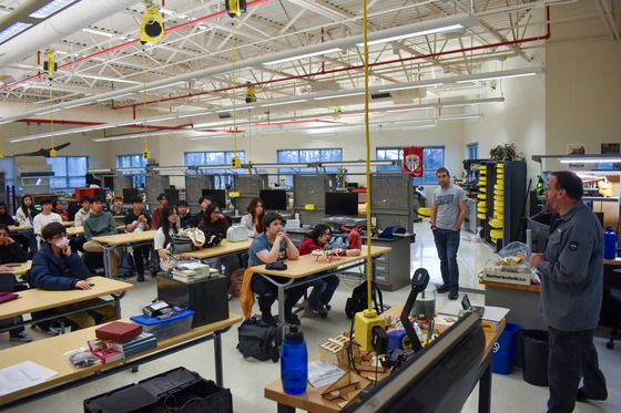Members of Class of 2027 learning about the engineering lab
