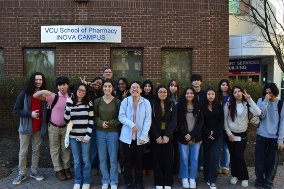 Pharmacy students visit VCU School of Pharmacy