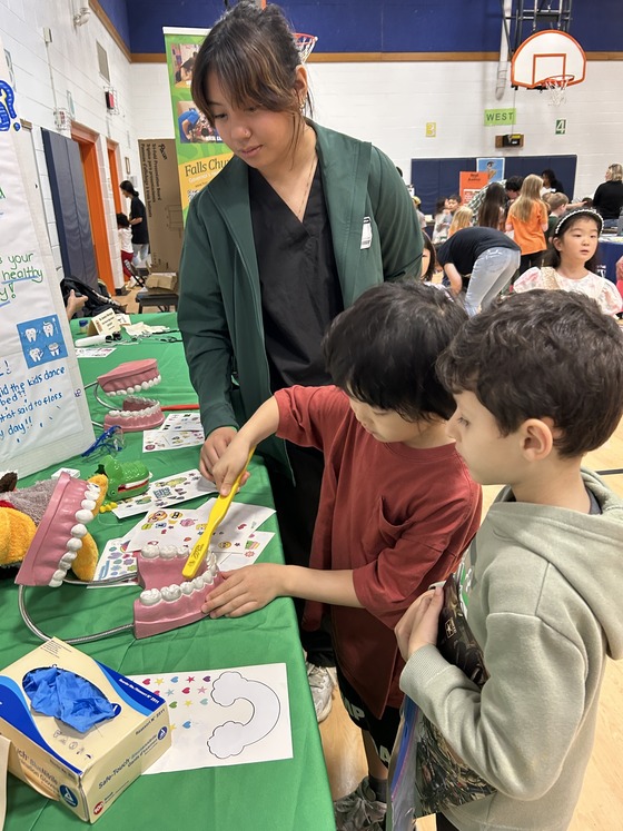 MA students teach elementary students