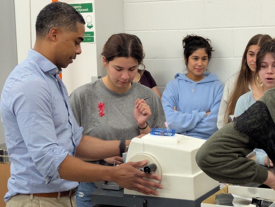 Student learns cell slicing