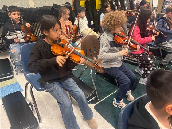 Students play their violin 
