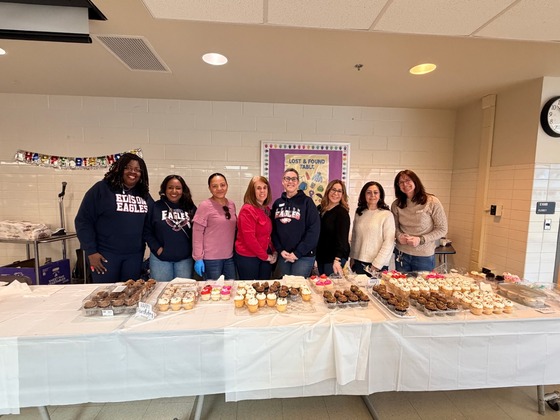 Parents in front of a table with cupcakes