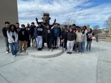 students visiting JMU
