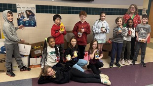 cub council students with canned food items