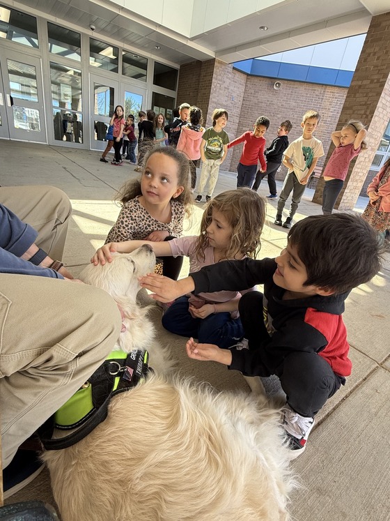 Kindergarteners petting a therapy dog