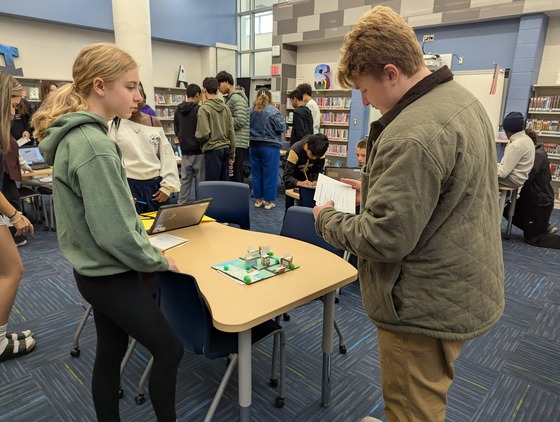 French students working on and sharing their projects