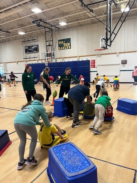 GMU Softball Players help Oak View students at Field Day