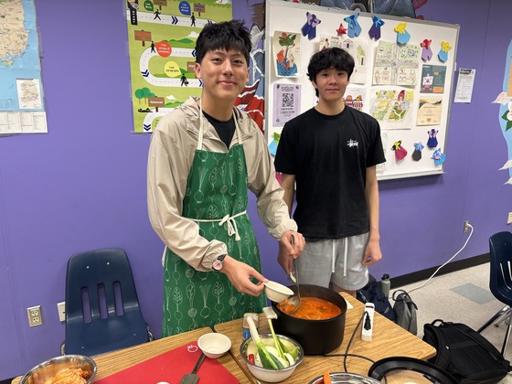 Korean students participated in a Korean cooking class