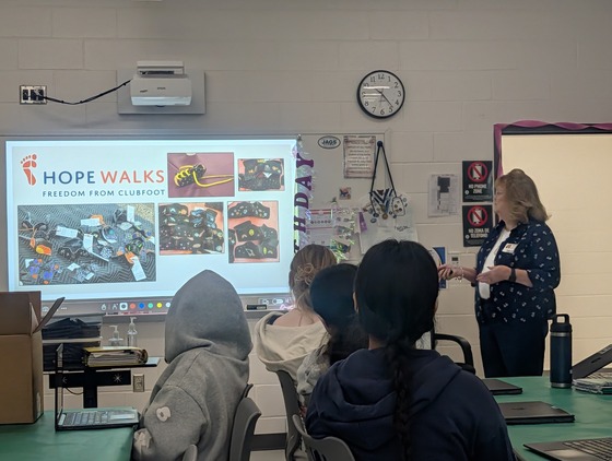 Presenter talking to Nursing students about Hope Walks