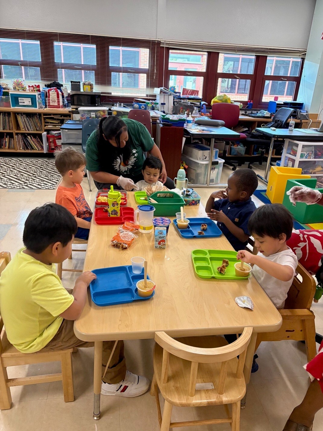 preschoolers eating breakfast