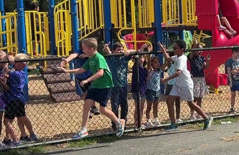 Student runners getting high fives from student spectators