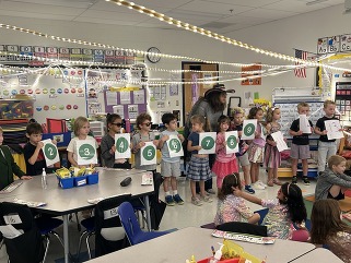 picture of group of kindergarteners in their classroom