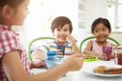 children eating at the table 
