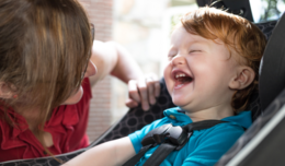Niño en carseat