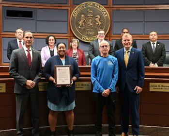 photo of volunteer group recieving their award