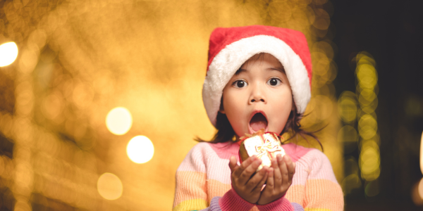 Niña con gorrito de Papá Noel