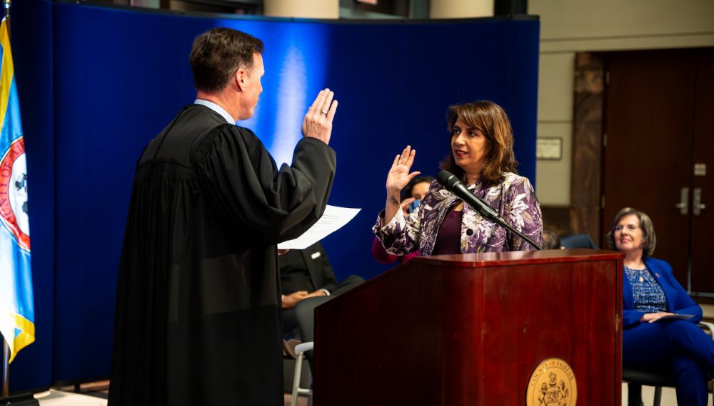Rachna Sizemore Heizer being sworn in by a judge.