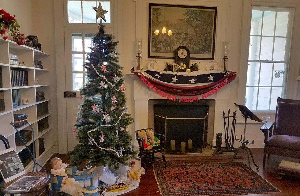 A living room with a Christmas tree and decorations.