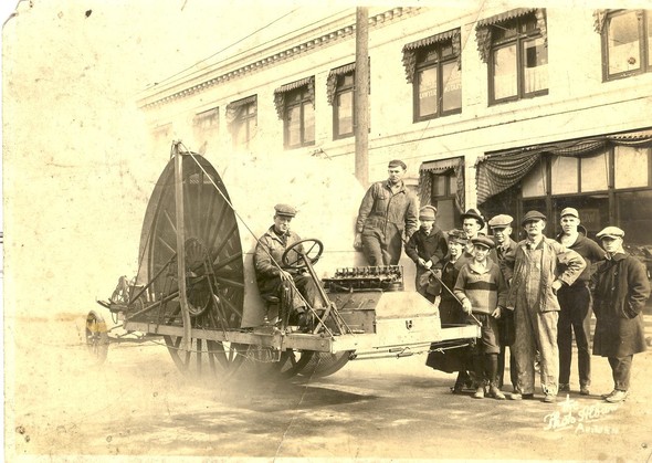 A "snow devil" snow machine pictured in the 1920s