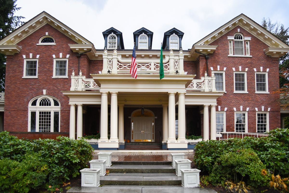 A photo shows the front entrance of the Governor's Mansion.