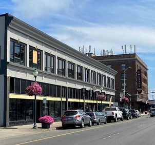 Photo of La Vogue Building in downtown Hoquiam