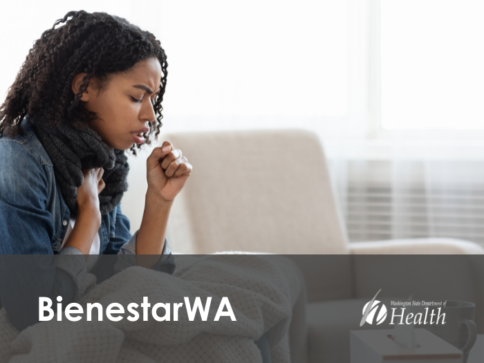  Mujer negra enferma que tose con fuerza en casa