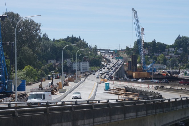 Traffic using the new temporary off-ramp to Montlake Boulevard from eastbound SR 520.