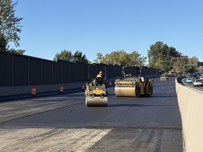 Crews paved southbound I-405 over a weekend closure, Sept. 25-28, for the I-405/Renton to Bellevue Widening and Express Toll Lanes Project.