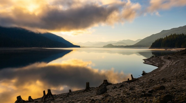 Kachess Lake, Kittitas WA. Photo by Dave Hoefler on Unsplash