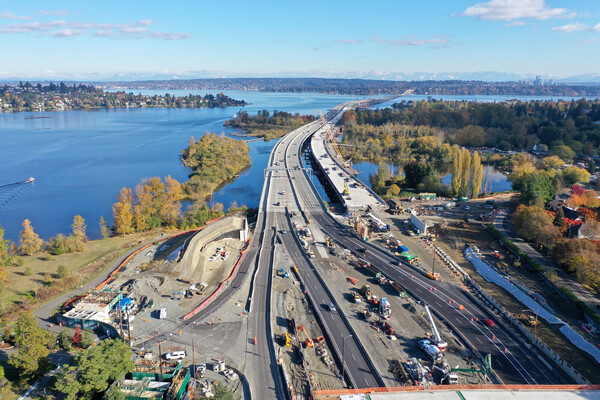 A WSDOT photograph shows progress on a highway lid over a stretch of SR 520 in Seattle?s Montlake neighborhood.