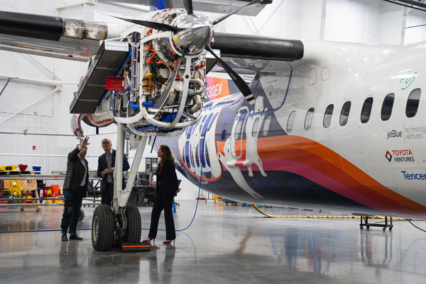 Gov. Jay Inslee takes a look at the engine of a hydrogen-powered passenger aircraft.