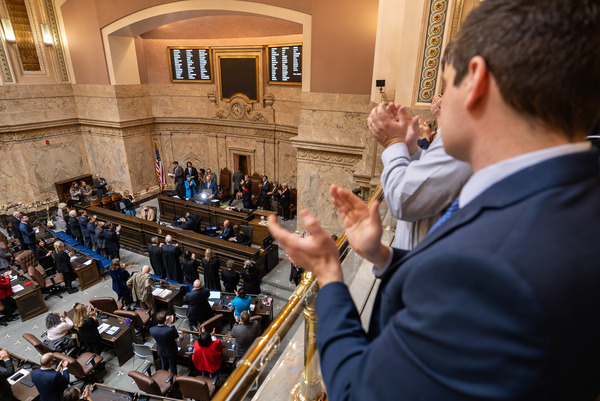 The gallery and legislators down on the floor of the House of Representatives applaud Gov. Jay Inslee.