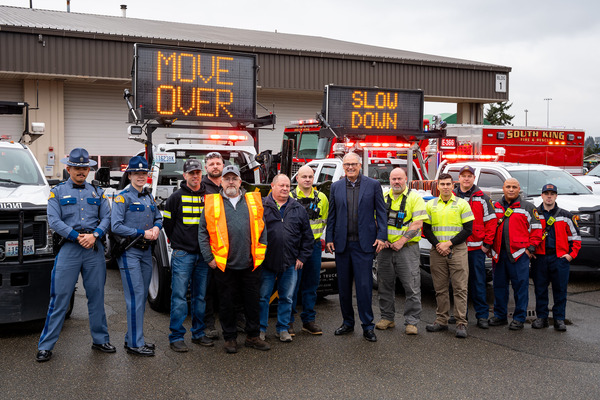 Gov. Jay Inslee takes a photo with WSDOT incident workers at the Kent depot.