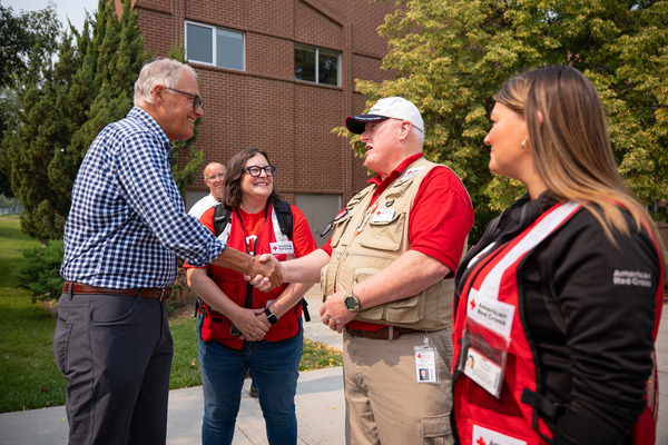 Gov. Jay Inslee greets Red Cross volunteers.