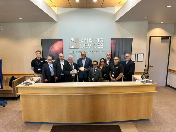 Gov. Jay Inslee poses for a picture with employees at a semiconductor manufacturing facility