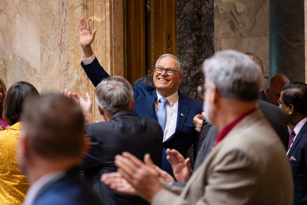 Gov. Inslee waves and leaves the House Chamber