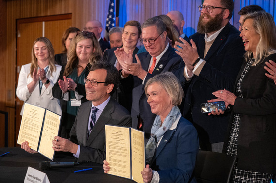 Governor Ferguson and Finland's Ambassador to the US sign MoU