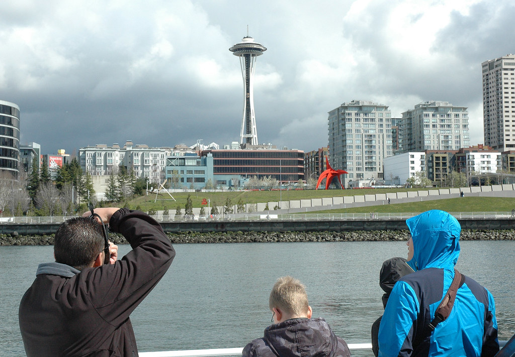 photo - tourists in seattle