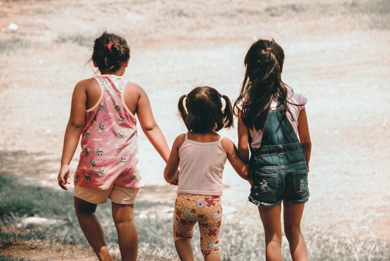 kids playing - Photo by Charlein Gracia on Unsplash