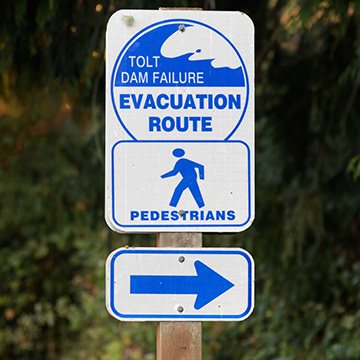 Dam failure evacuation route sign