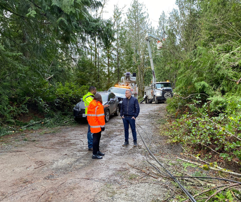 Executive Constantine in Mirrormont where crews are clearing roads.