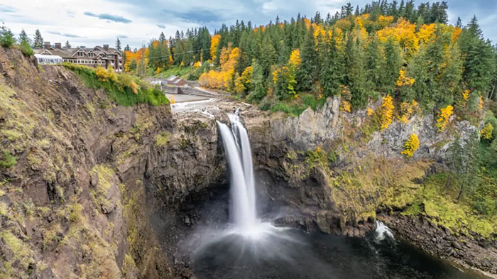 Snoqualmie Falls and lodge with fall foliage