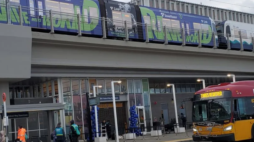 Image of Federal Way Link light rail station with Link and RapidRide buses visable