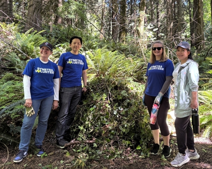 A group of Green Kirkland volunteers pose in the park
